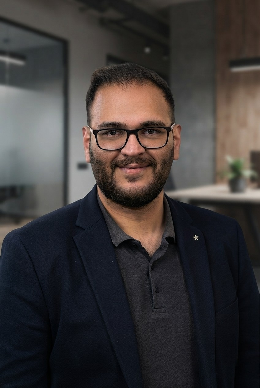 Ali Haydar Mercan, Inhaber von mercan.systems, Porträt im Büro